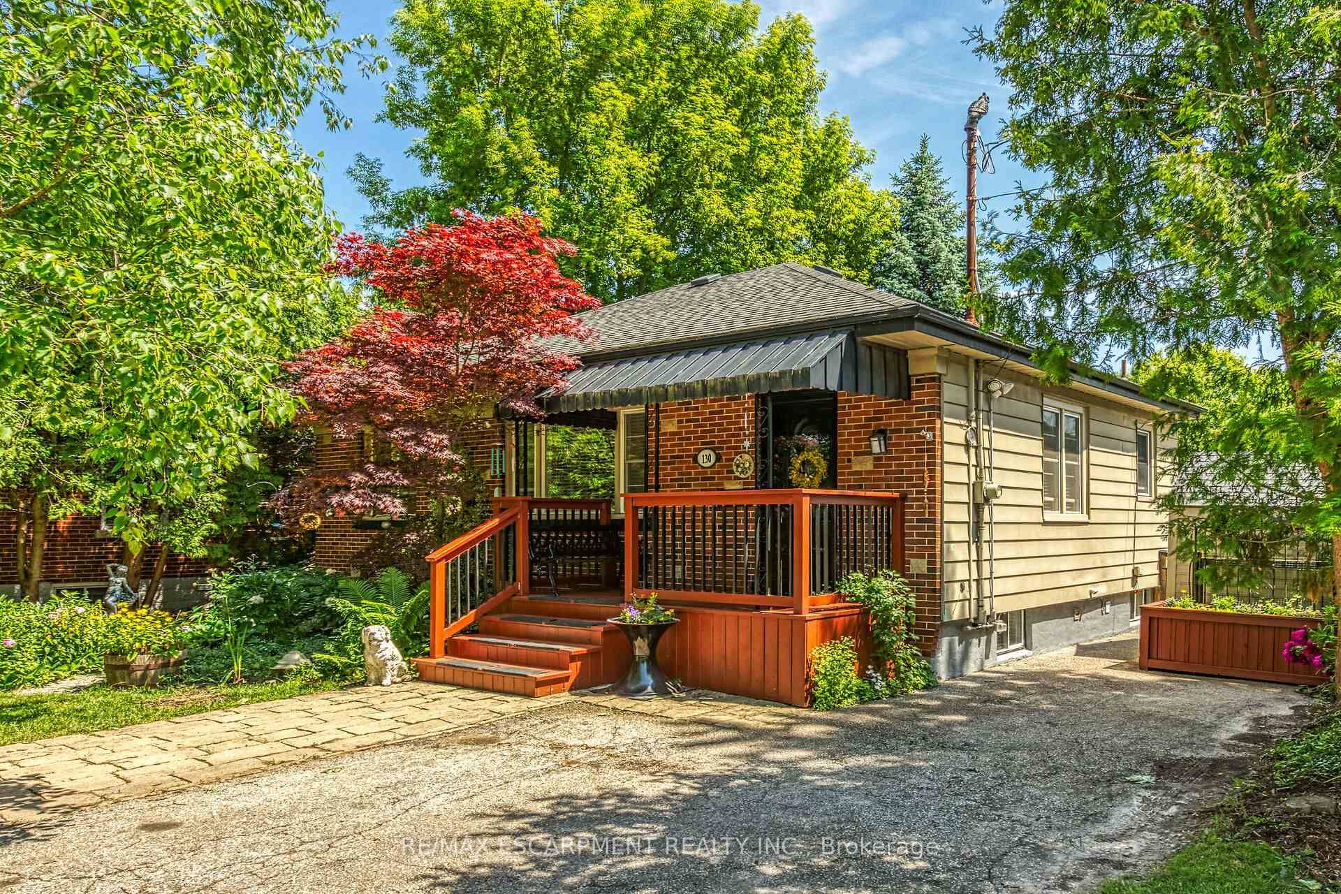 Charming Renovated Bungalow with Full In Law Suite in the Heart of Dundas !