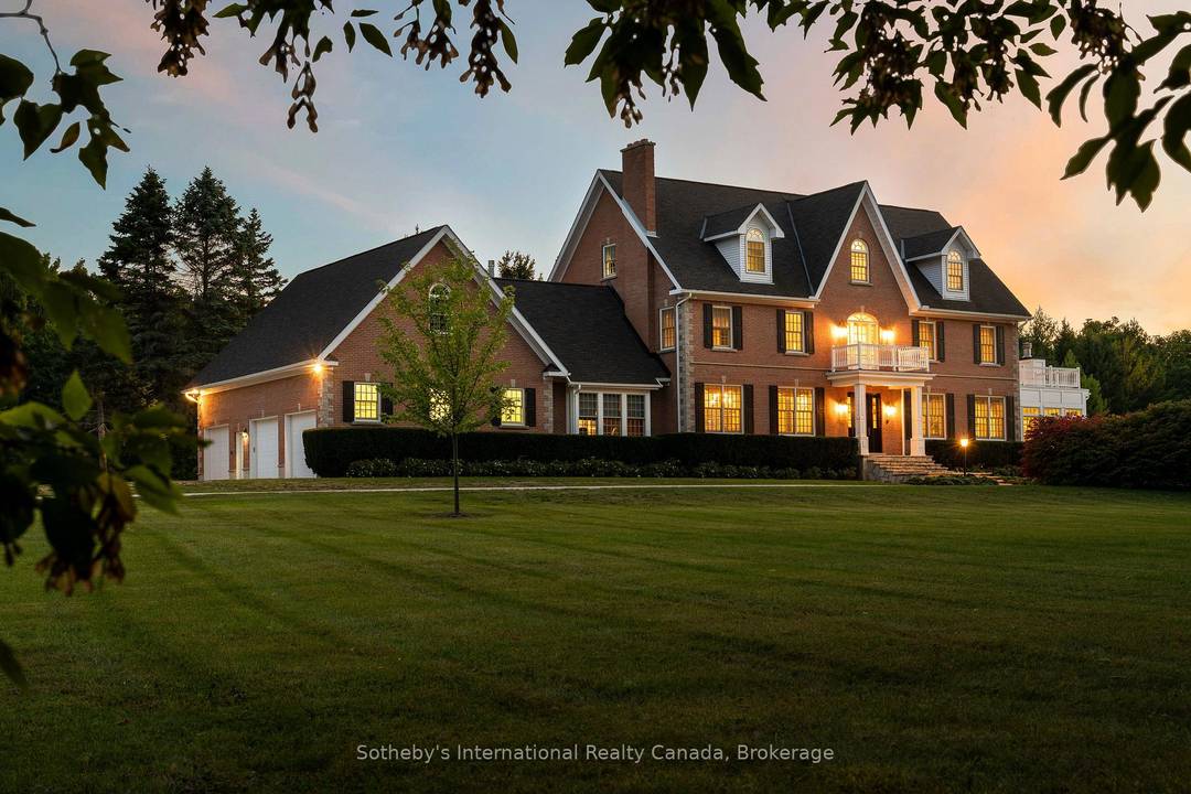Welcome to one of the most spectacular properties you will find located on the Clearview Collingwood border just 2hrs from Toronto and located minutes to golf courses, ski hills, Georgian ...