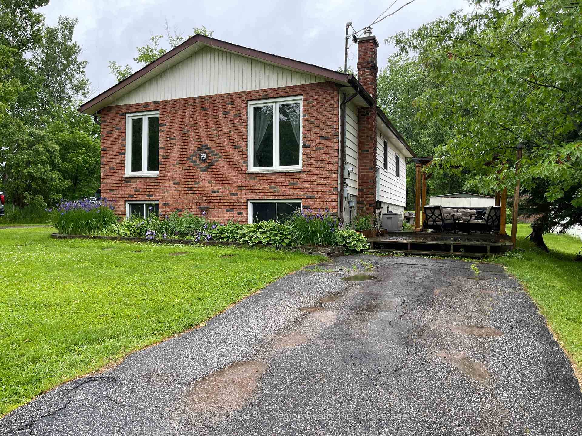 Charming Brick Bungalow in Prime Country Setting.