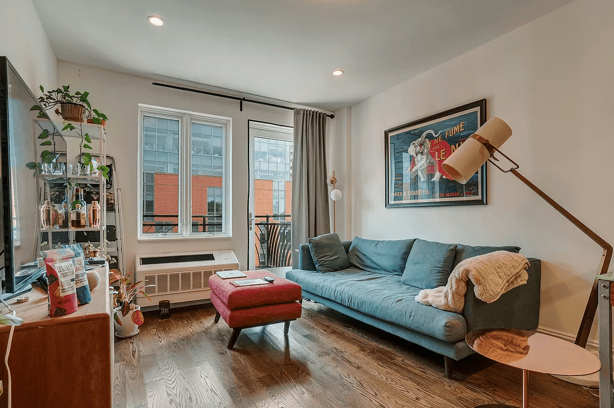 Beautiful Street Facing 1BR Unit with Large Balcony Enjoy the brand new stainless steel appliances and abundant natural light !