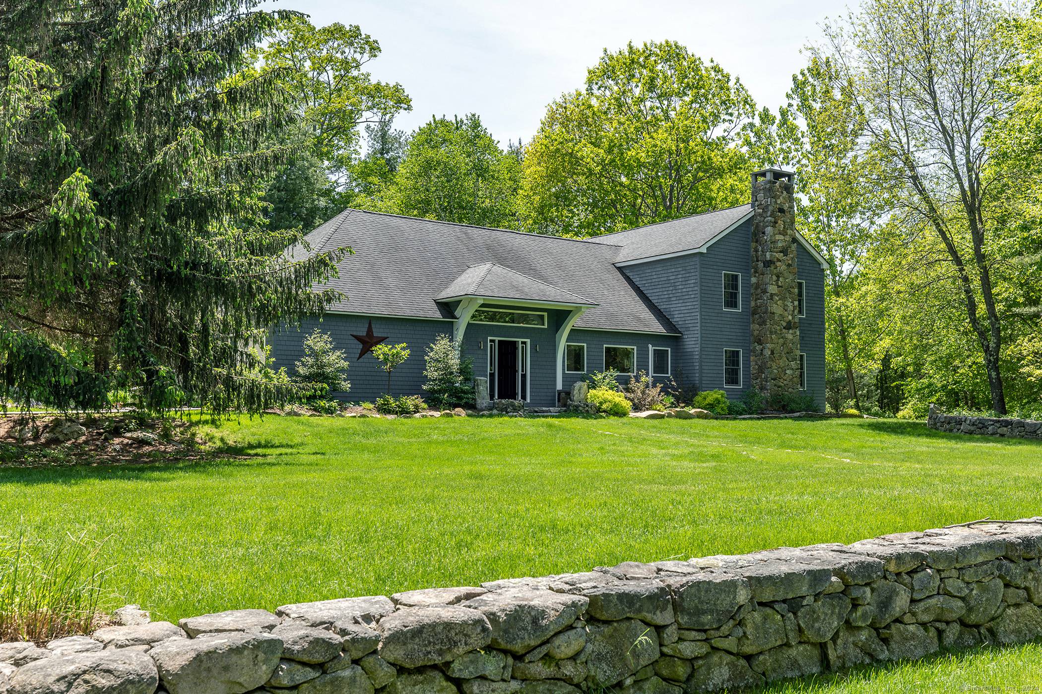 Stimulating and easily managed home is perfect for weekending in an idyllic, small, historic village very close to big time cultural, sports, and wildlife attractions.