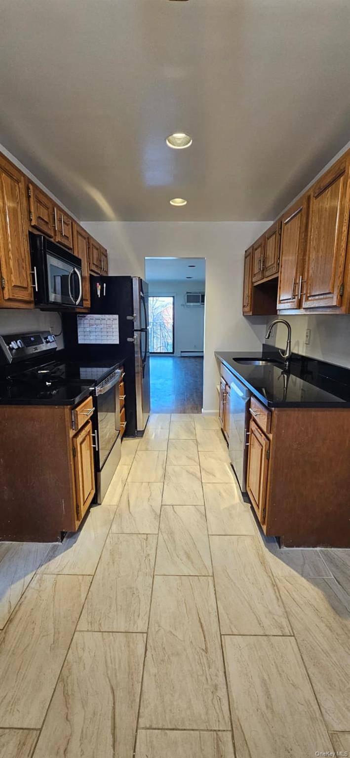 2BR 2. 5BA Townhouse Steps from North White Plains Metro North.