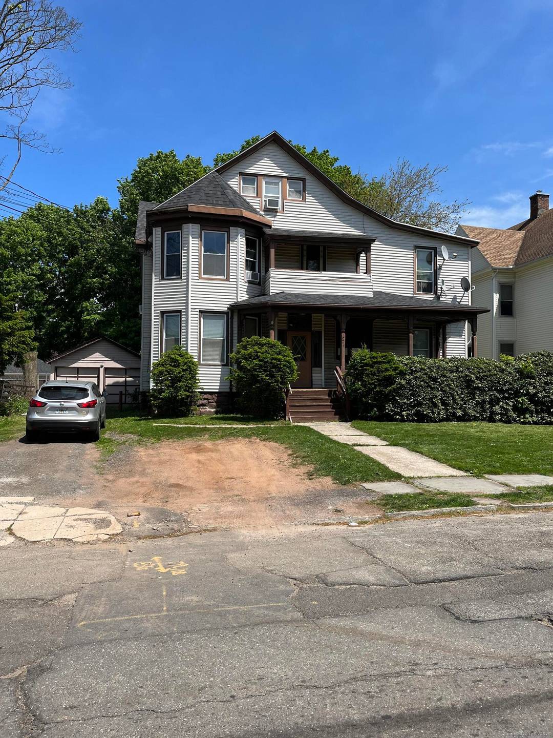 Great 5 family in desirable area of Meriden.