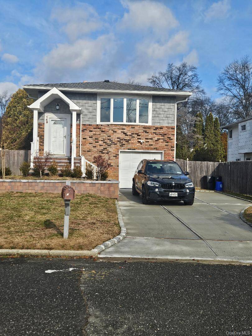 Beautifully Updated High Ranch for Rent in Dix Hills Half Hollow Hills School District Welcome home to this well maintained and fully updated Hi Ranch located in one of Dix ...