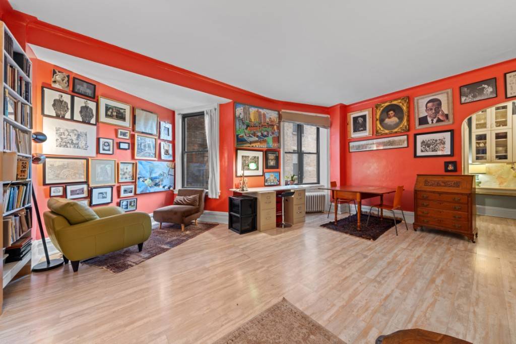 Washington Heights Quiet retreat in renowned Audubon Park Historic District.