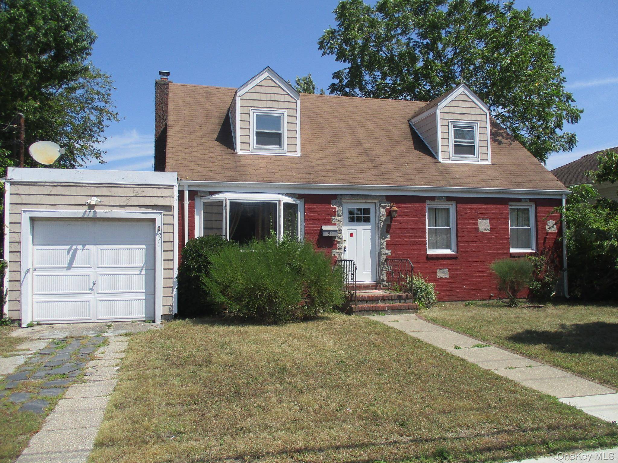 Cape with 6 rooms 4 beds and 2 bath located in Lindenhurst with Copiague schools.