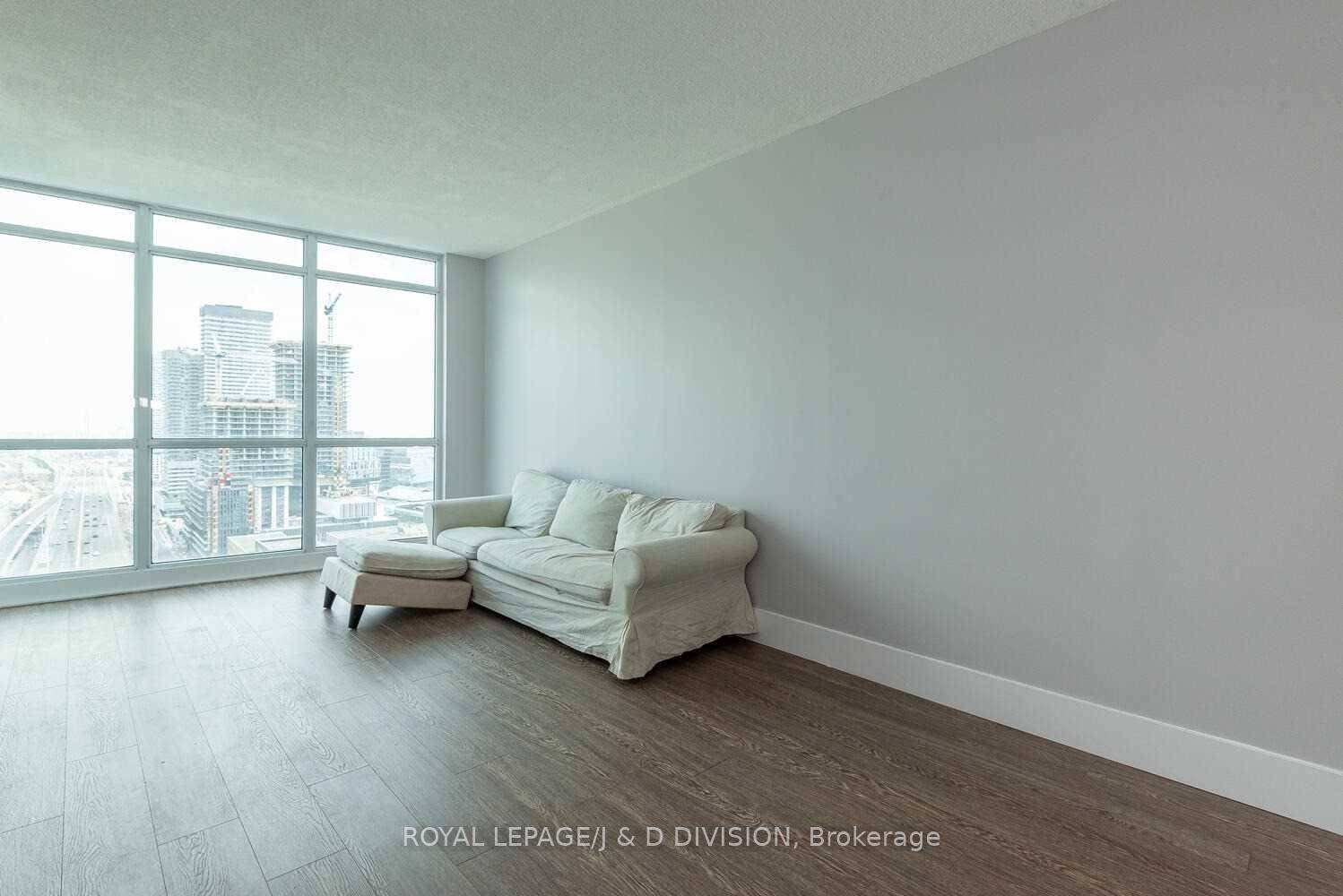 Stunning amp ; Bright 1 1 W 2 Full Baths At 18 Yonge !