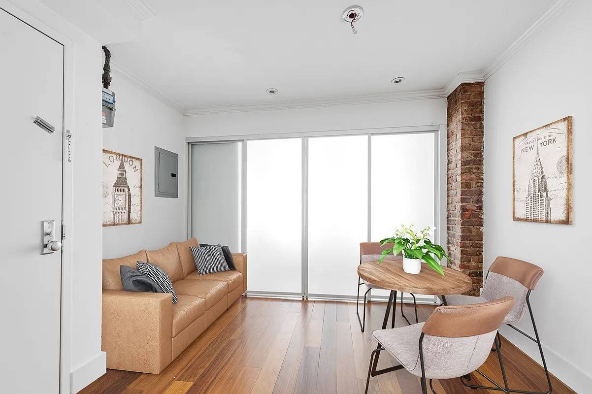 Bright and renovated 1 bedroom in the heart of it all on Ludlow Street !