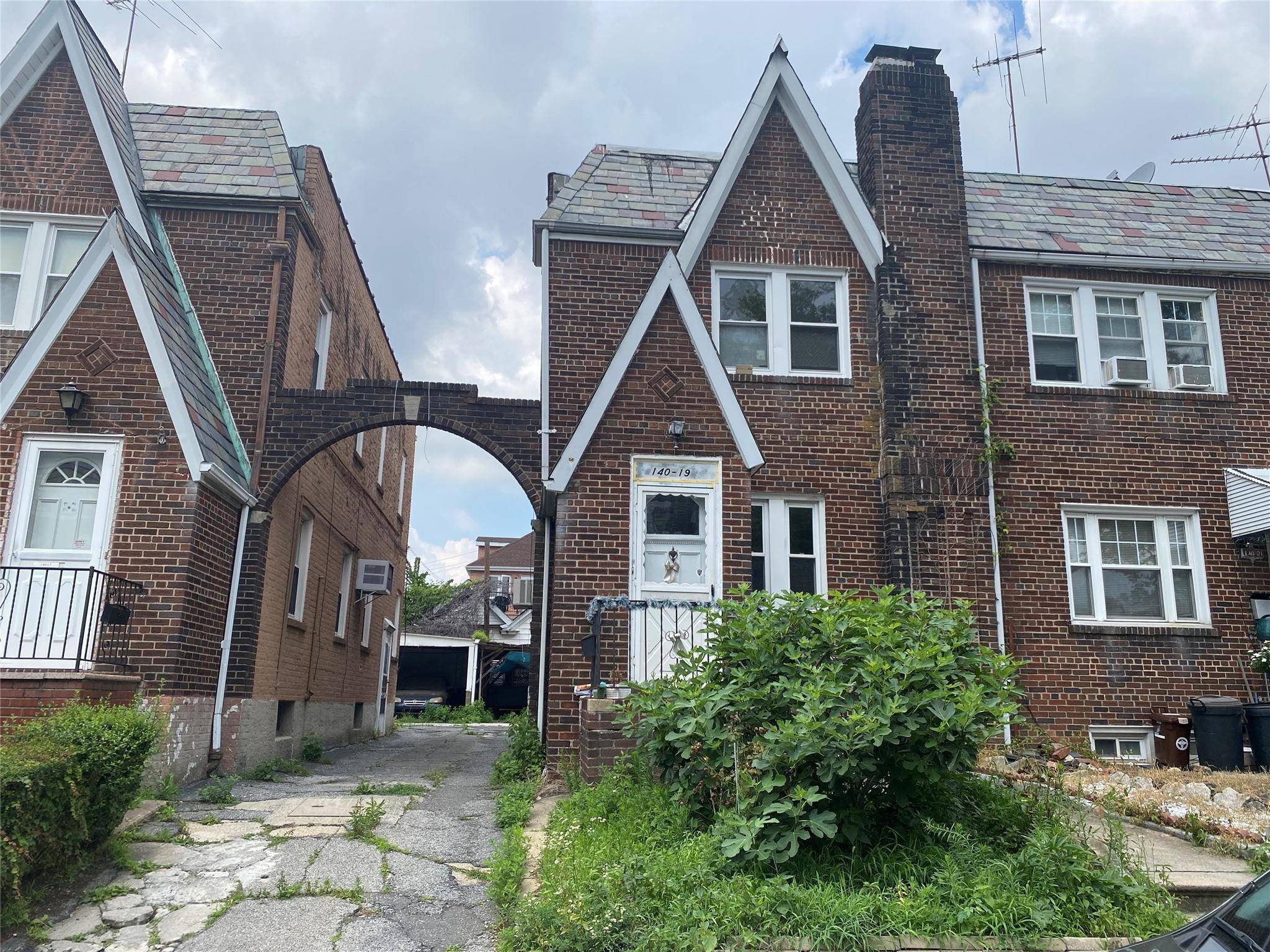Freshly Painted Whole House In The Center Of Flushing For Rent, Next To The Golden Supermarket, Convenient For Shopping And Transportation, 1 Parking Spaces, One Car Garage, One Carport.
