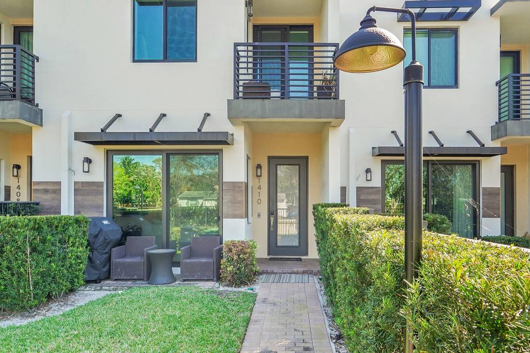Stunning 2021 built townhome offering over 2, 100 sq ft of modern living in a rapidly growing Fort Lauderdale location.