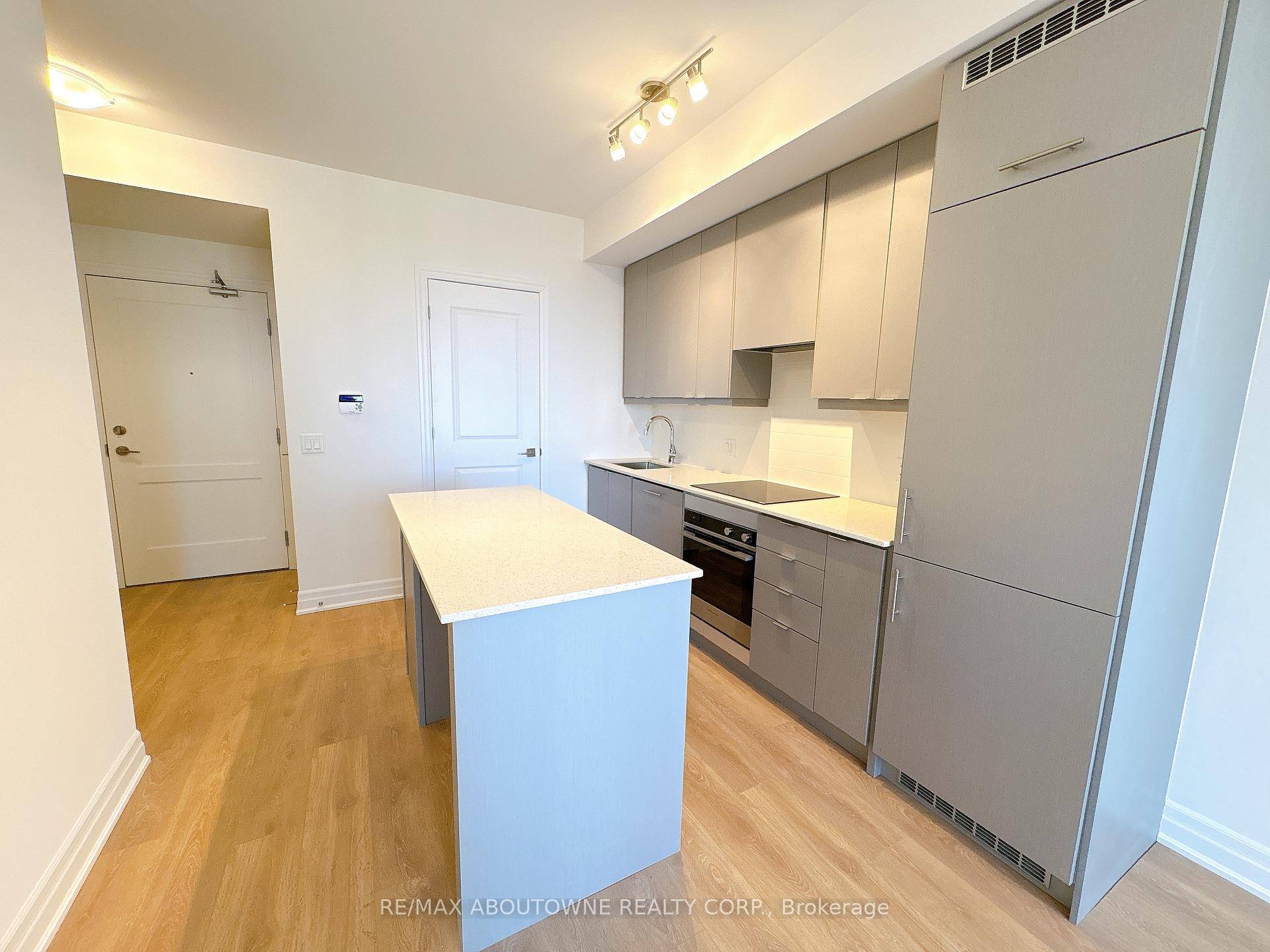Available immediately ! Welcome to Unit 2405 at 30 Elm Dr.