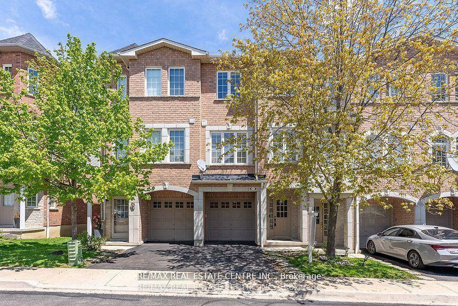 Discover Elegance amp ; Convenience In This Modern, Tasteful and Spacious Family Home !