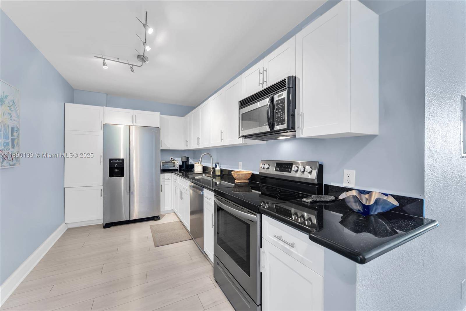 Experience unobstructed ocean, bay, and Miami skyline views from this beautiful 1 1 at 401 BLU.