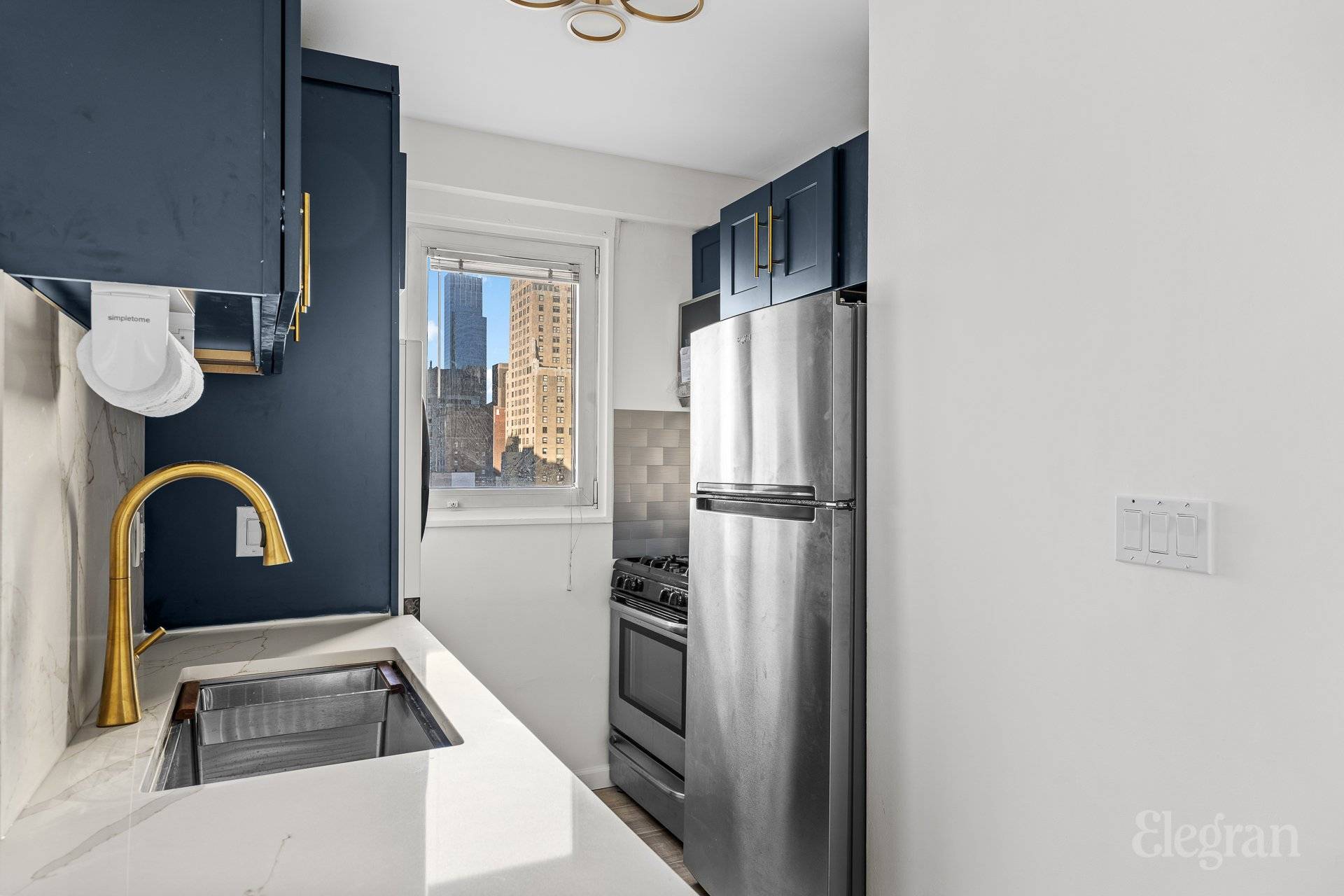 Welcome to 58 West 58th Street, Apt 26F, a stunning high floor 2 bedroom, 1 bathroom condo with Central Park and city skyline views.