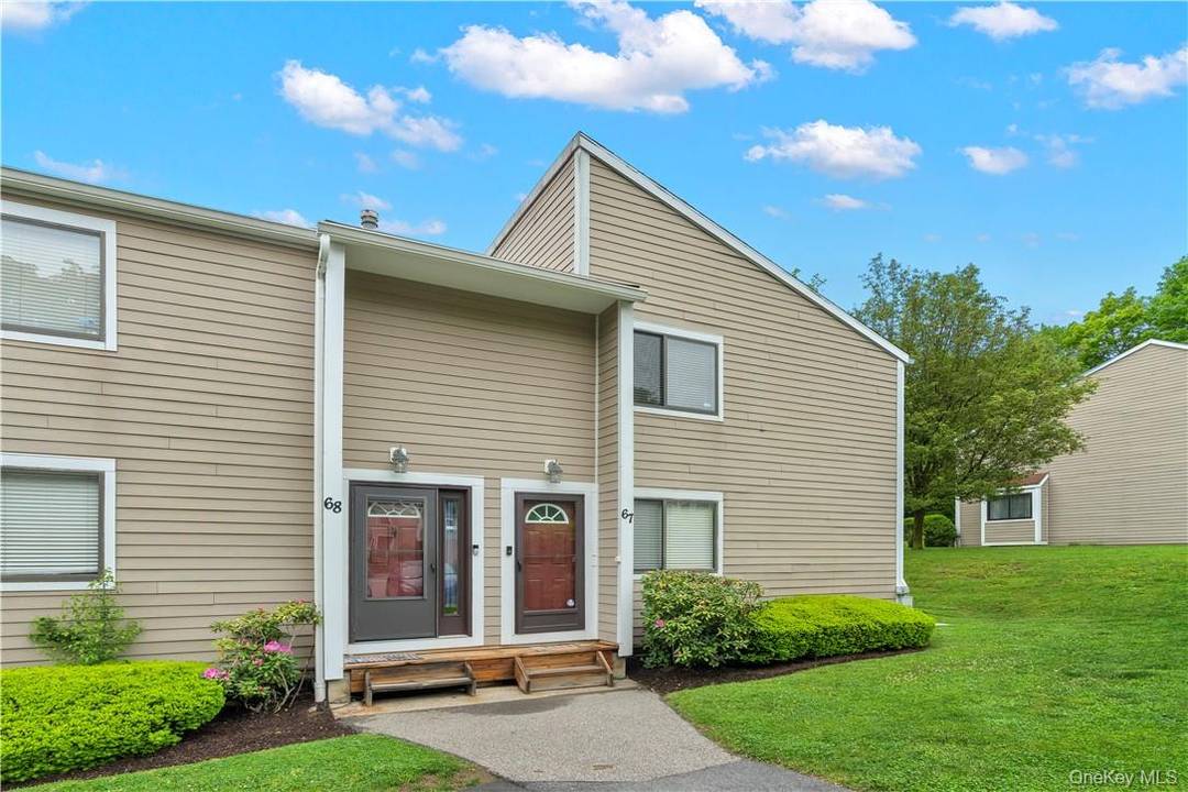 Don t miss this beautifully updated townhome in Brookside Village.