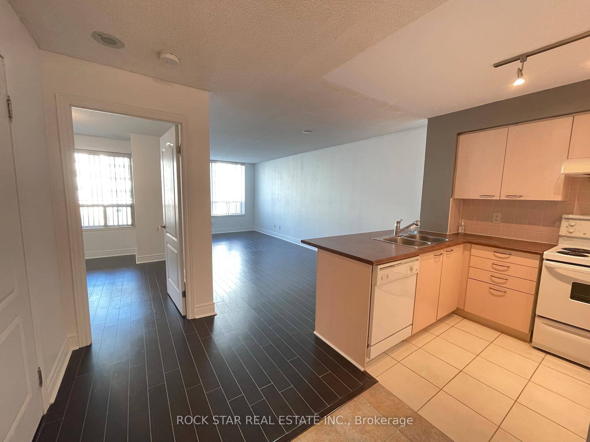 Located at Thornhill Towers, this move in ready 1 bedroom is on the 5th floor facing north.