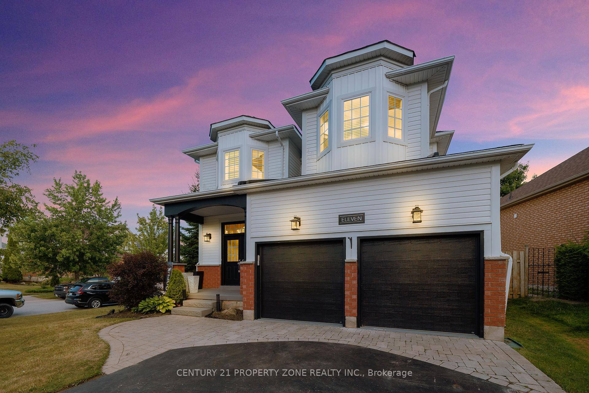 Welcome to Barrie's highly coveted Innis Shore neighbourhood, situated on a corner lot, this impressive, sun drenched home showcases meticulous maintenance.