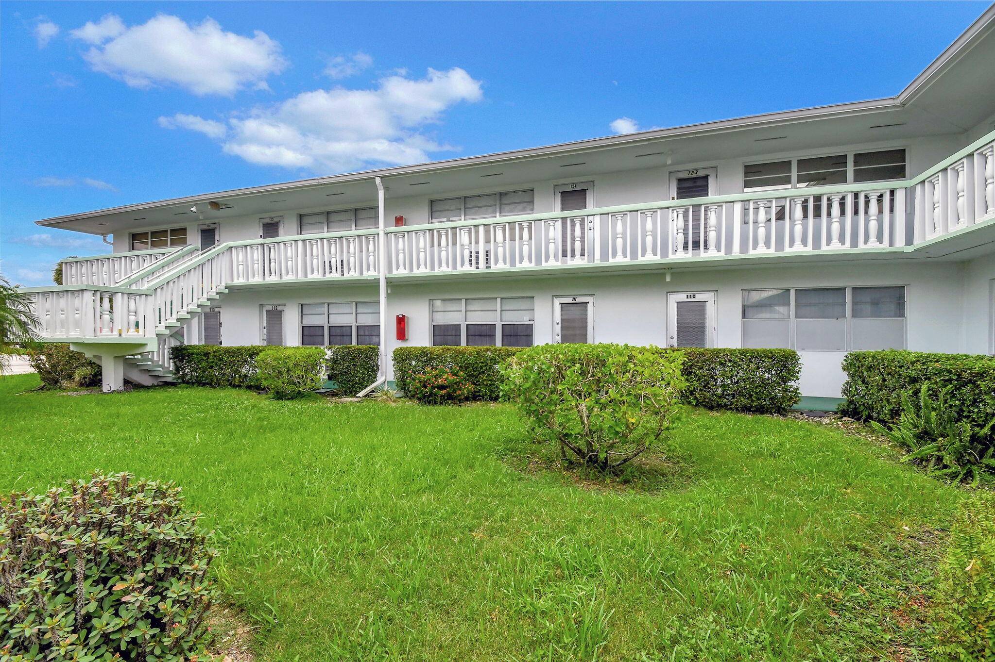 DISCOVER YOUR DREAM RETREAT 1 BED, 1 1 2 BATH GROUND FLOOR CORNER CONDO.