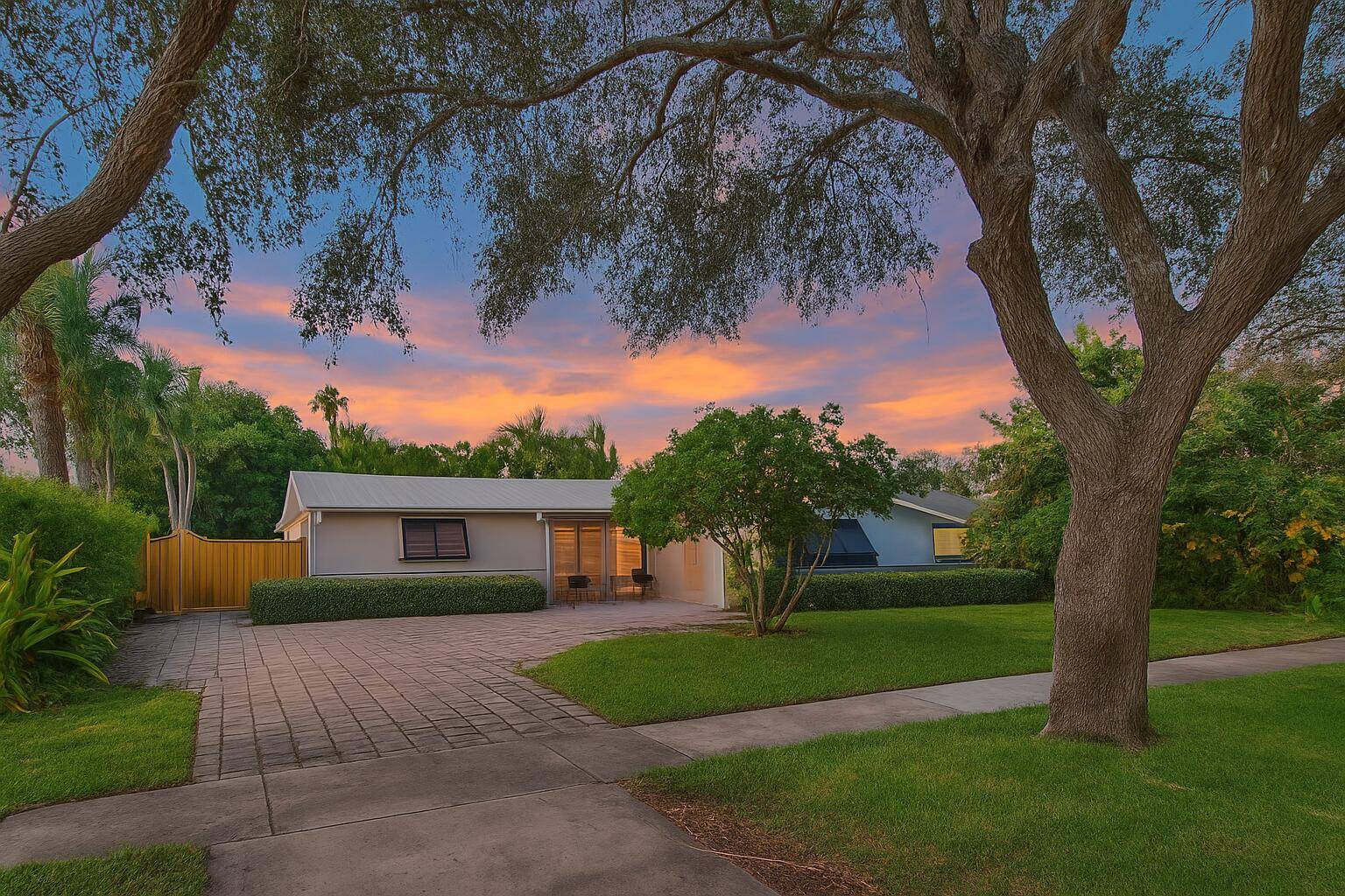 Coastal living in the Village of North Palm Beach !