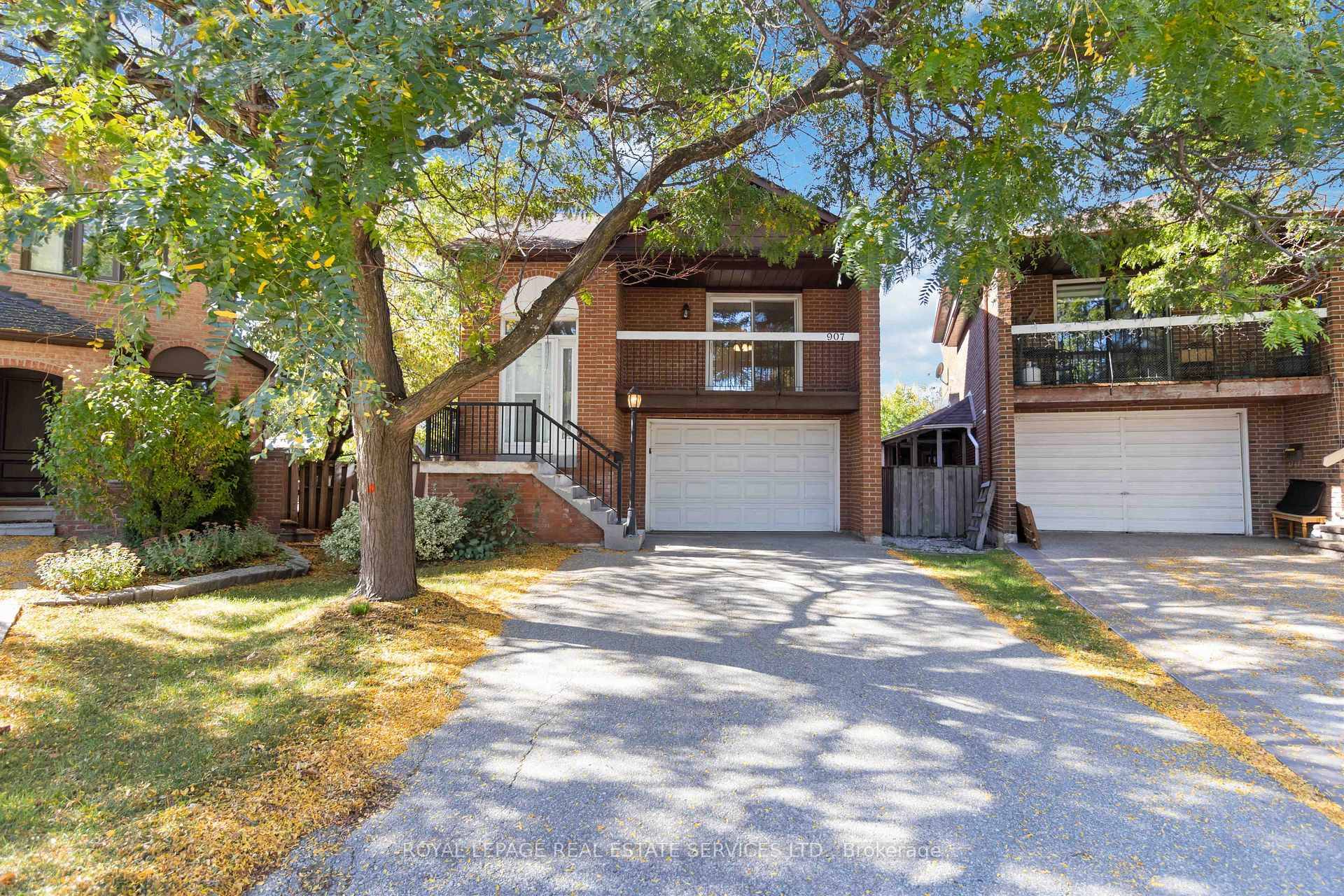 Fantastic detached family home located in Mississaugas highly sought after Deer Run community, perfectly located on a quiet cul de sac with no through traffic.