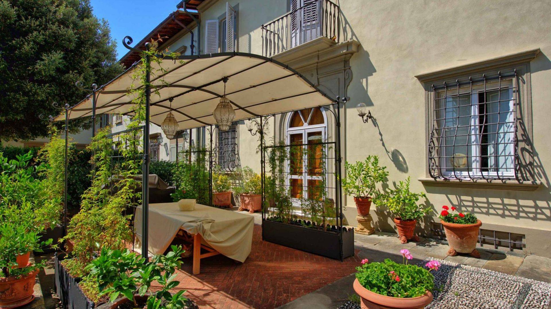 Splendid manor villa with pool and garden for sale in downtown Florence.