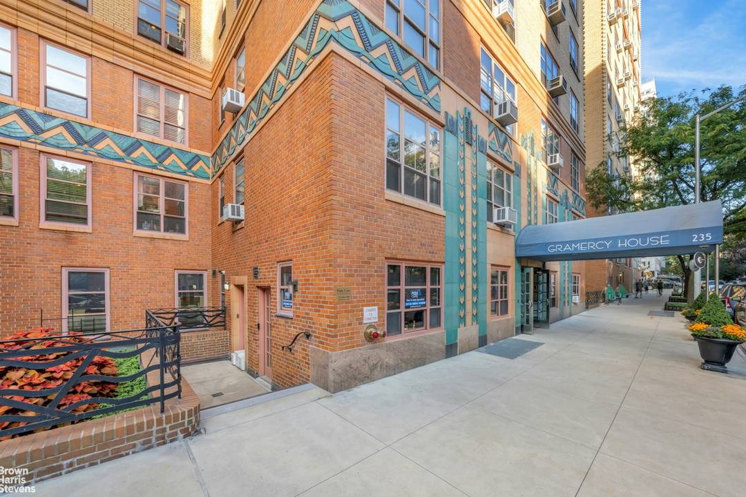 Prime Gramercy Maisonette Cooperative Bring your architect to this one of a kind Gramercy Park maisonette, located on the first floor of the beautiful full service Gramercy House.