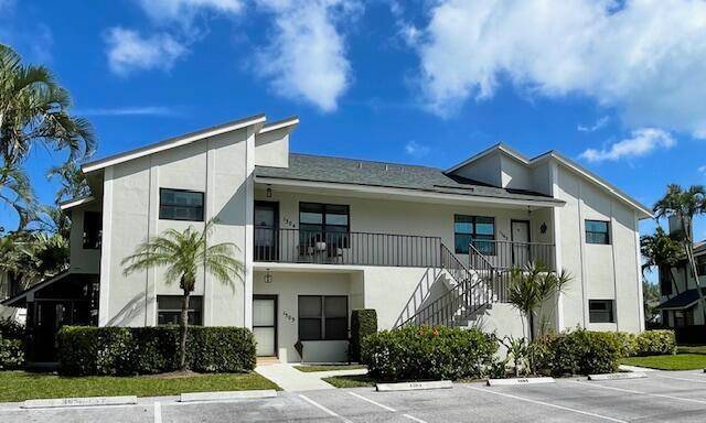 Gorgeous 1st floor condo located on the 5th hole at the Jupiter Dunes GC.