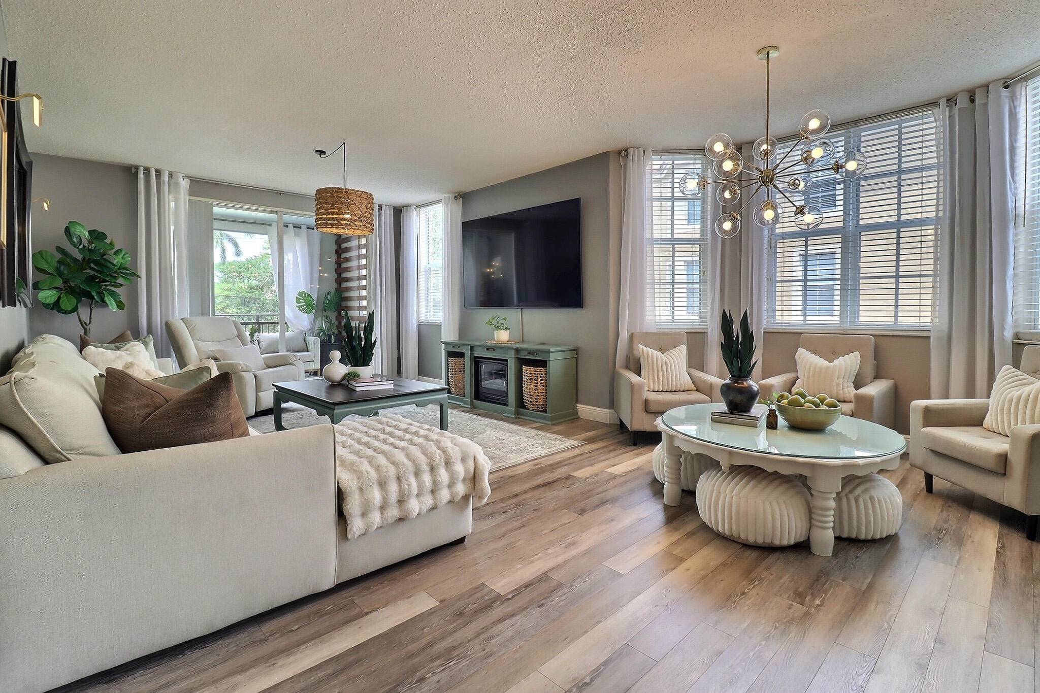 AVAILABLE FURNISHED OR UNFURNISHED !