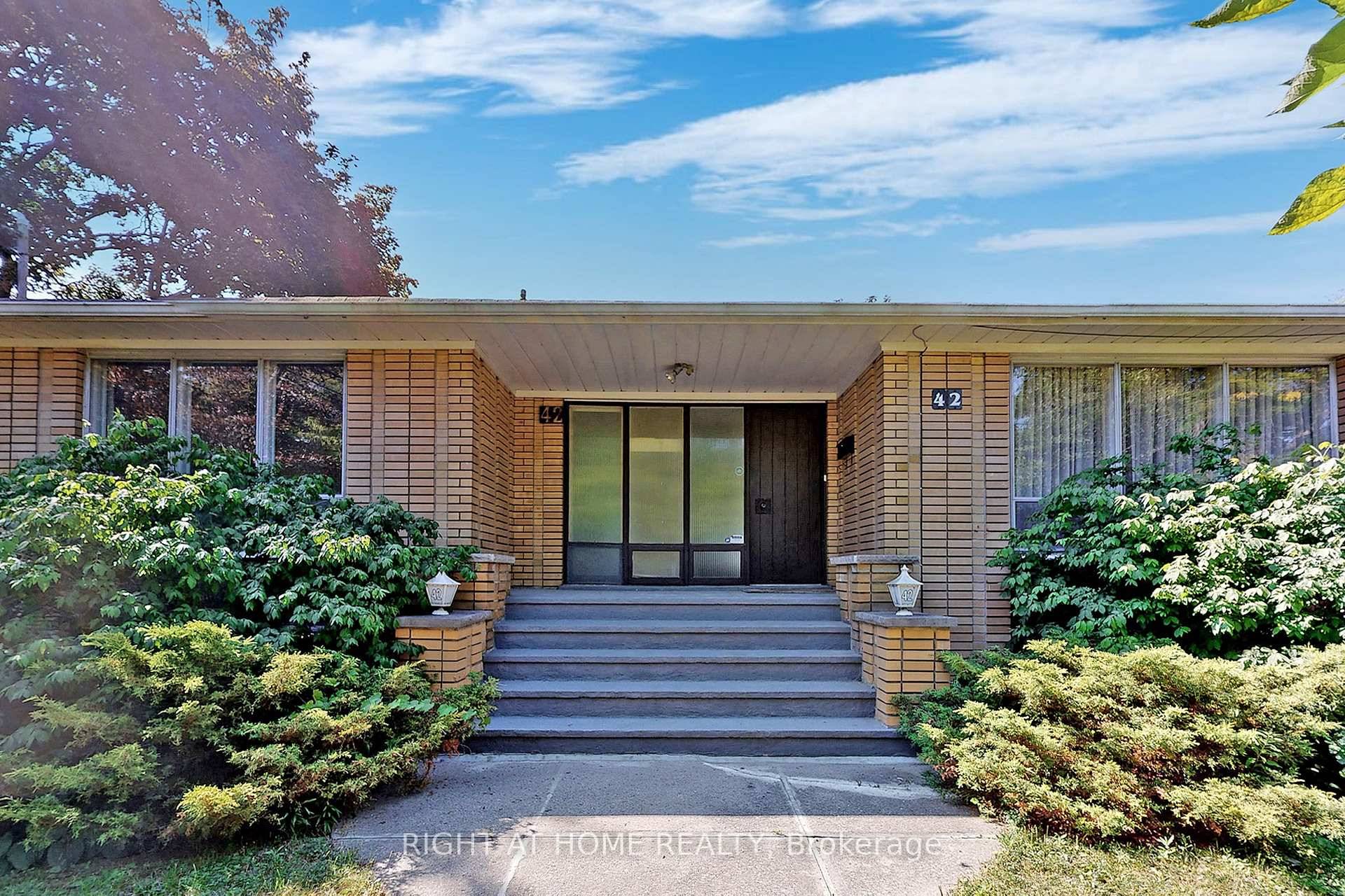 Location, Location. Spacious Bright Huge Family Size 4 Bedroom Home Over 2500 Sq.