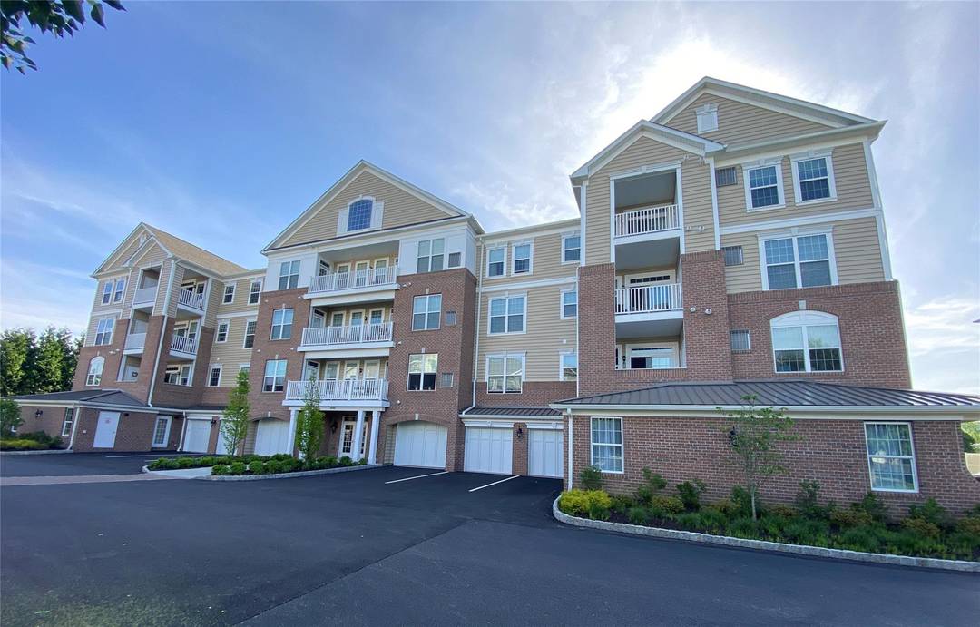 PREMIER ACTIVE ADULT 55 amp ; UP COMMUNITY, REGENCY AT FISHKILL, INCLUDING AN ELEVATOR.