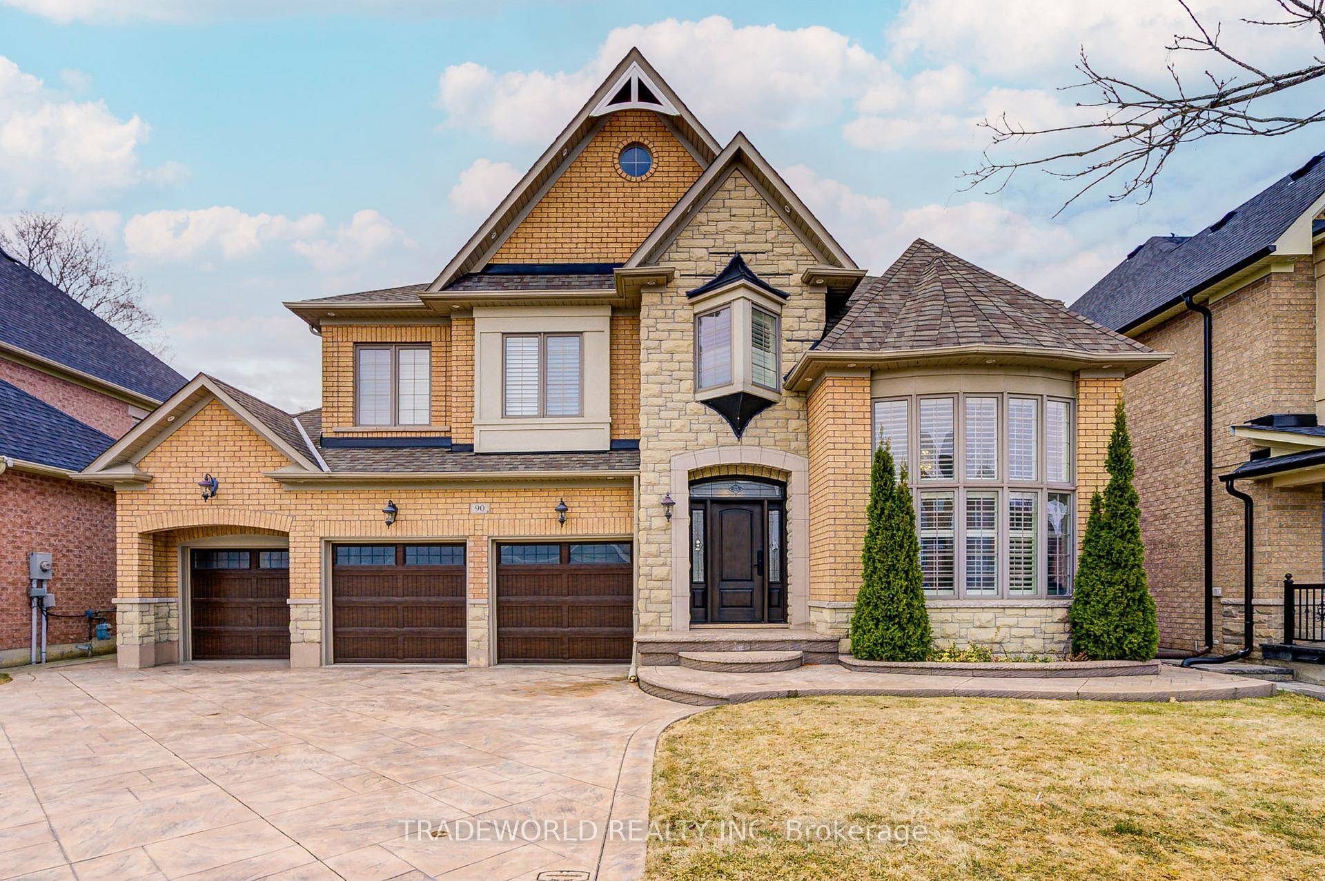 Rare Find 4 Bedroom Triple Garage Home Sit On A Very Quiet Neighborhood, Children Playground Near By Lot of Natural Light Mins Drive To Supermarkets, Banks, Restaurants Features 9Ft Ceilings, ...