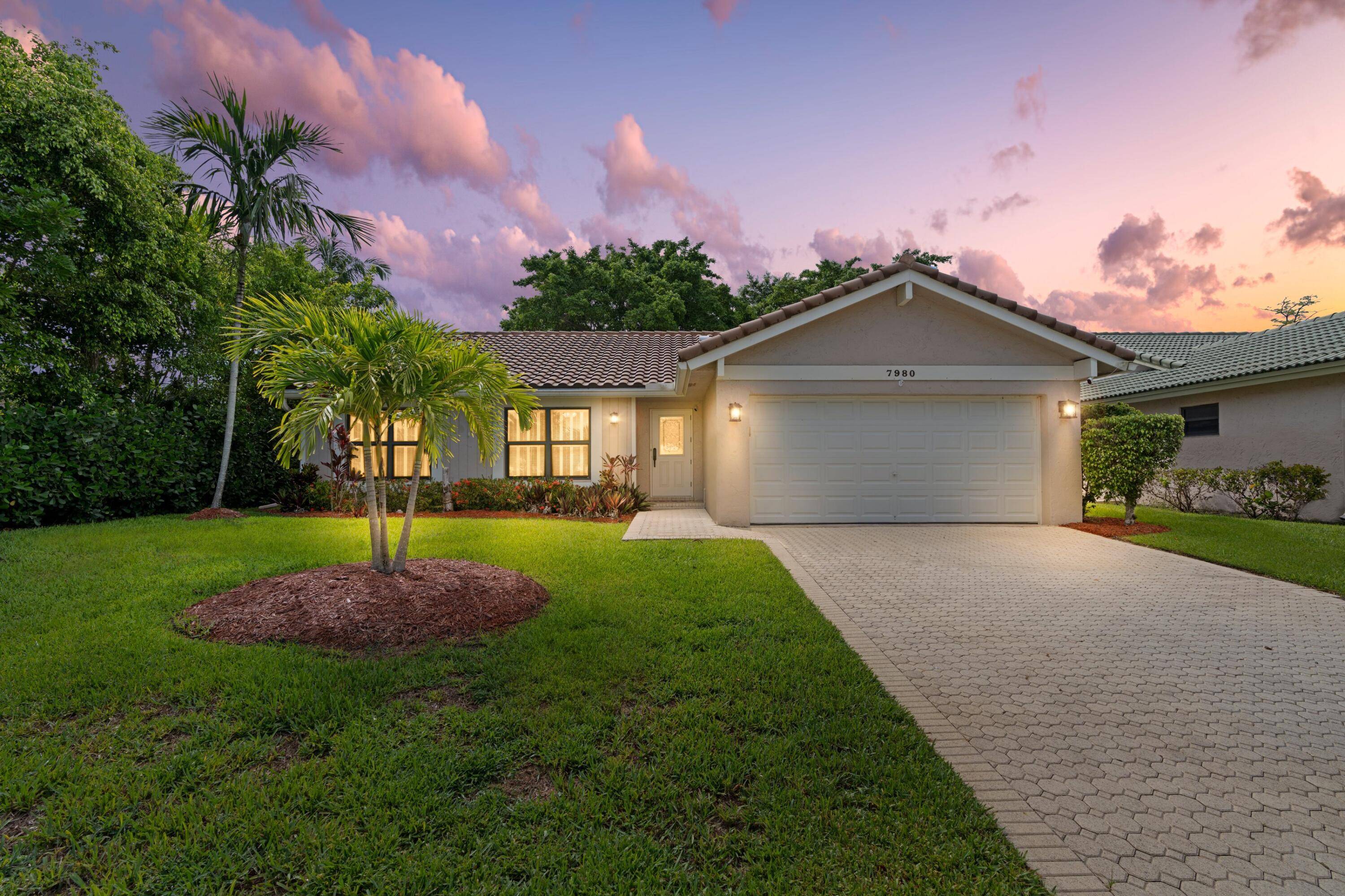 ABSOLUTLEY GORGEOUS SINGLE FAMILY HOME HUGE CORNER LOT PRIME BOCA RATON LOCATION PRESTIGIOUS 55 COMMUNITY OF CLOVERFIELD Well Maintained Immaculate Landscaping All Hurricane Impact Windows Dramatic Vaulted Ceilings Crown Molding ...