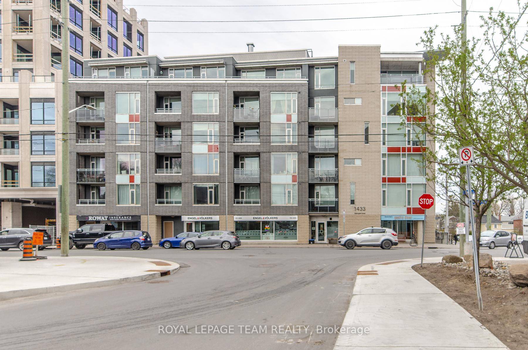 Experience contemporary urban living in this modern 1 bedroom, 1 bathroom condo, conveniently located in a prime location.