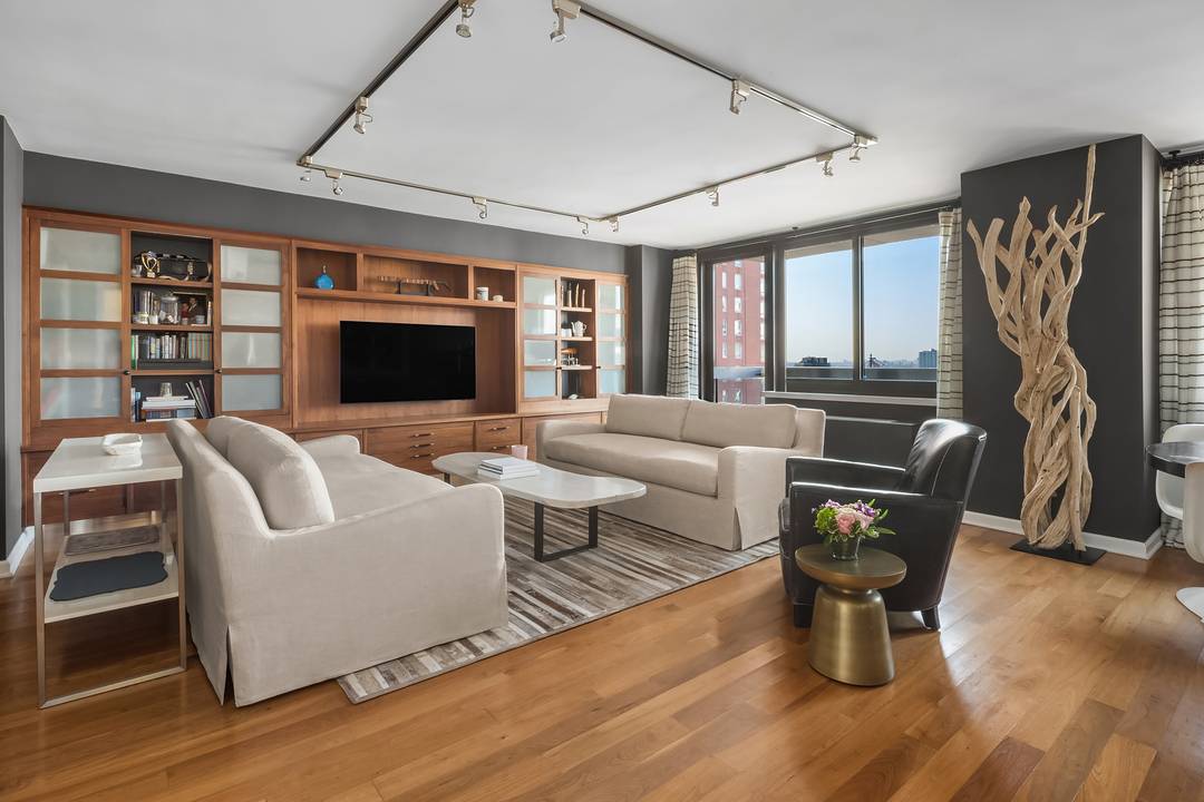 Modern and elegant, this generous one bedroom, one and a half bathroom home boasts spectacular city skyline and 59th Street Bridge views and exquisite finishes and fixtures chosen by the ...