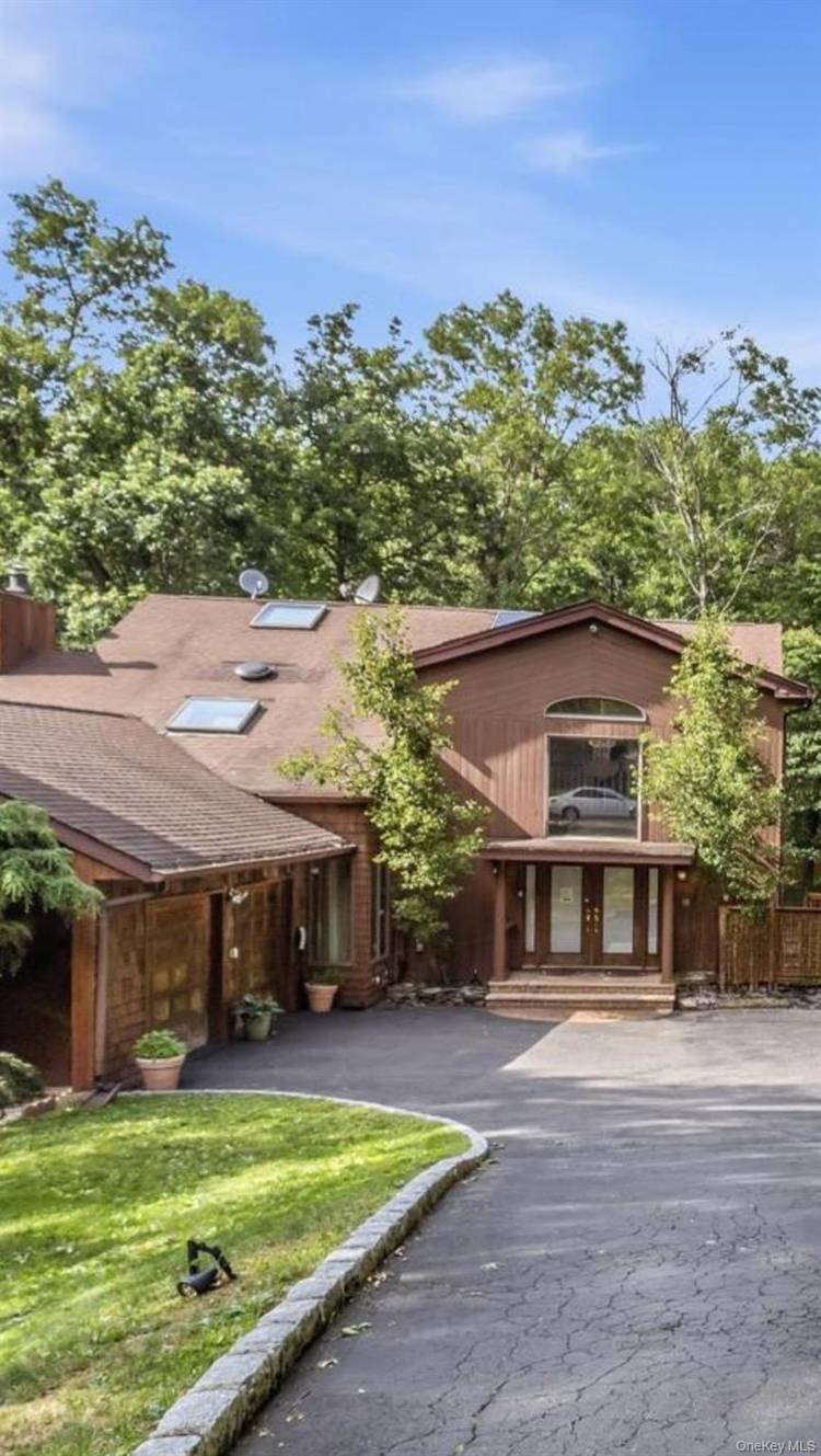 Welcome to this beautifully maintained and generously sized 2 bedroom, 1.