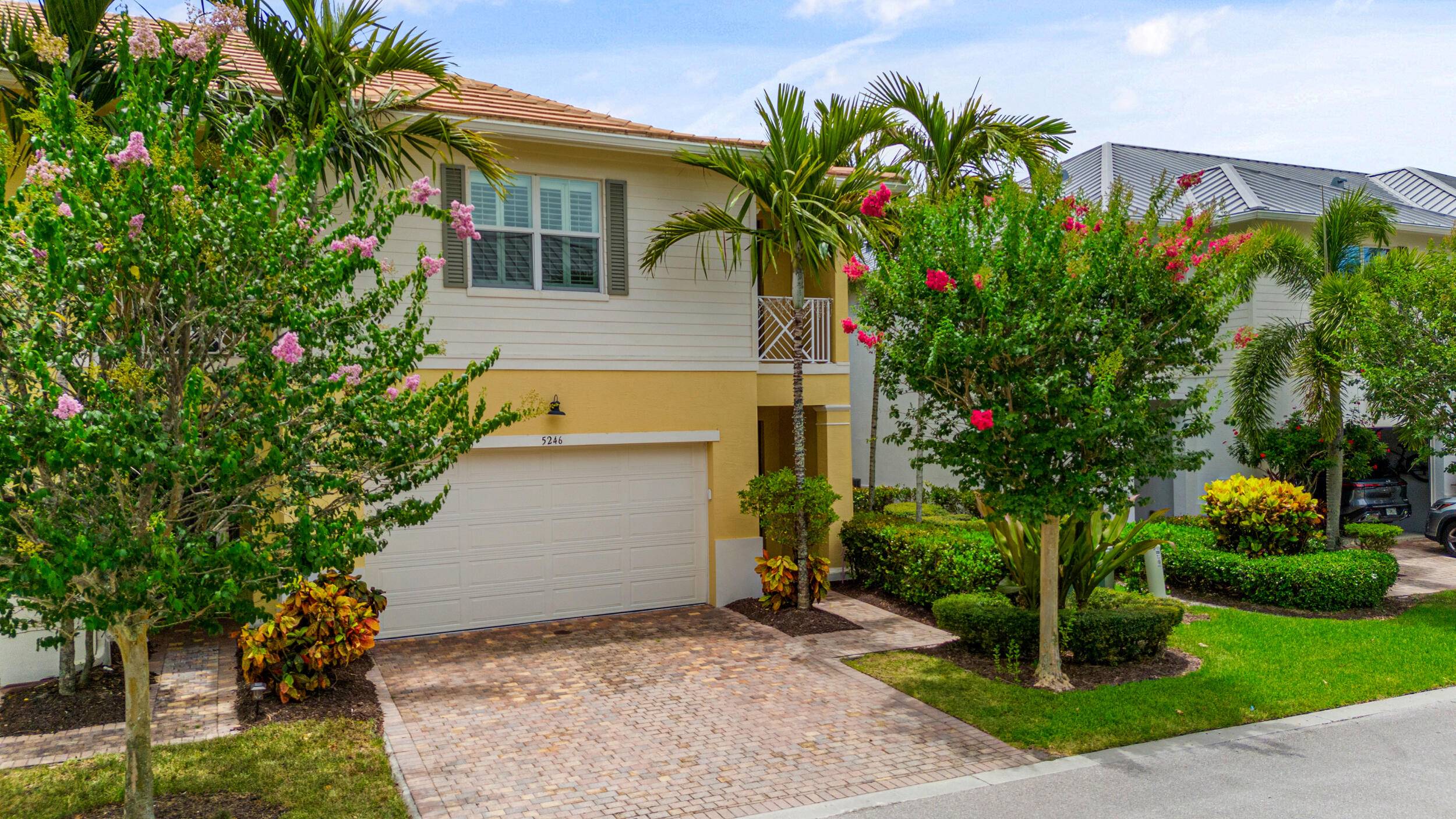 Welcome to your move in ready dream home in central Palm Beach Gardens !