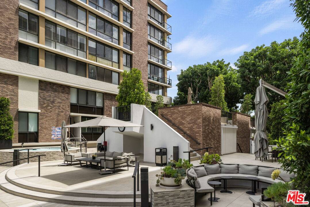 211  S Spalding Dr 2BR Beverly Hills La