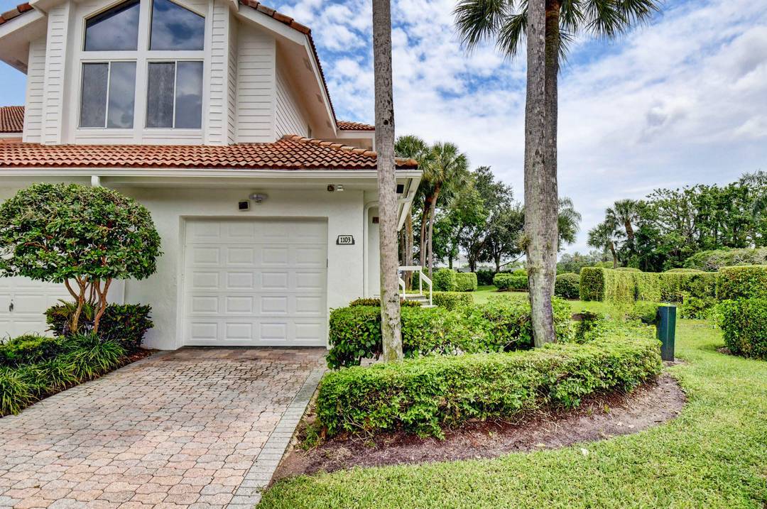 THIS BROKEN SOUND COUNTRY CLUB RENTAL INCLUDES A CLUB COURSE GOLF MEMBERSHIP 4 MONTH MINIMUM LEASE REQUIRED Boasting over 2, 500 Sqft this 4 bedroom, 3.