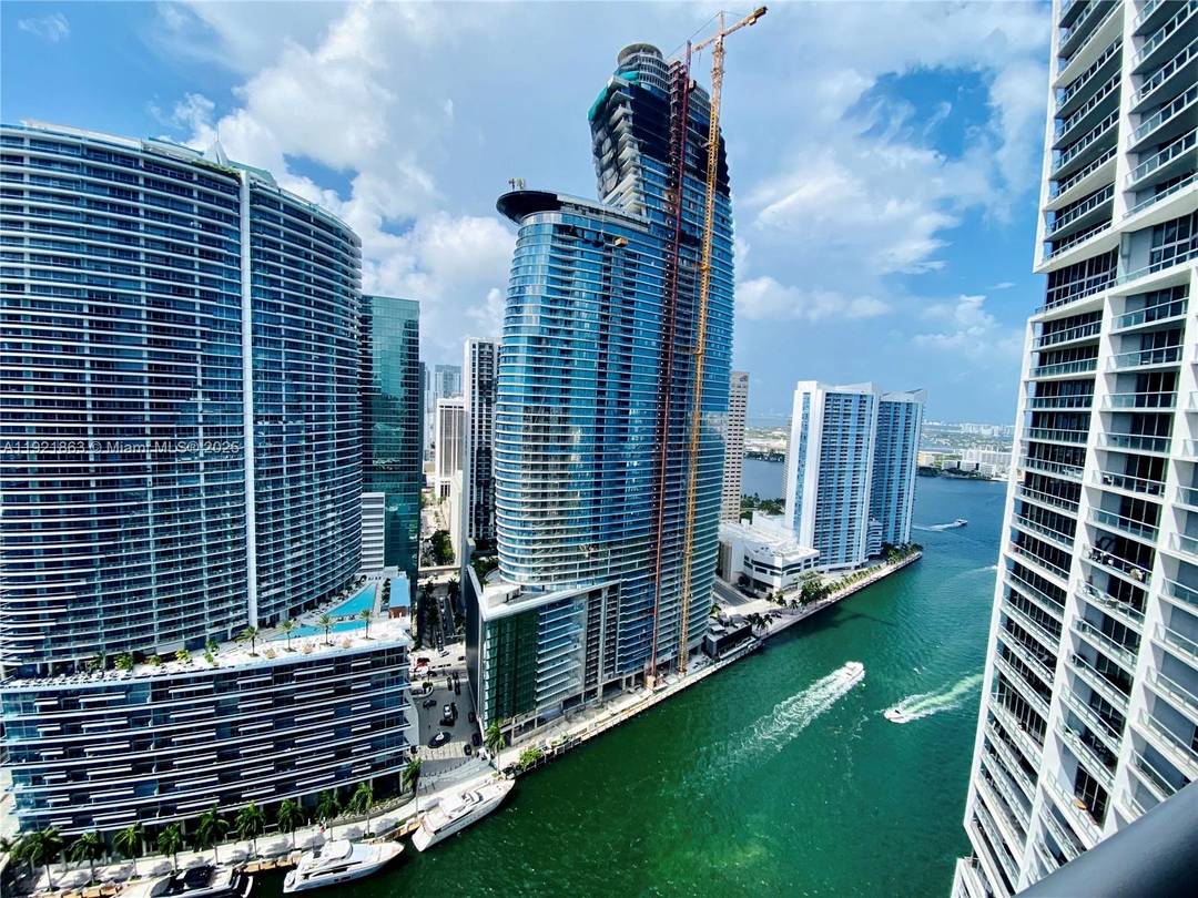 Amazing high floor corner unit with spectacular views of Miami River, Intercoastal and Skyline.