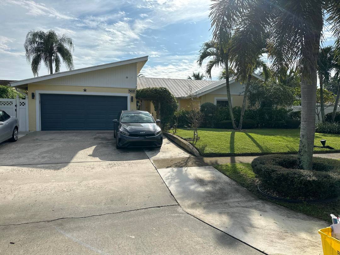 Well maintained single family back to a beautiful lake, close to shops and restaurants.