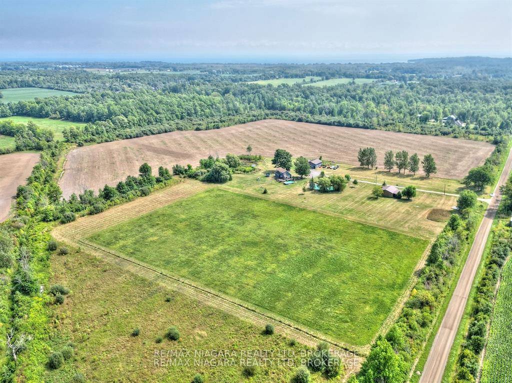 If your heart belongs in the country but you want to be close enough to the city and beaches, this is absolutely your chance for a dream location.