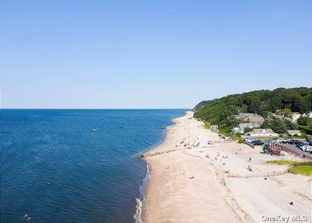This Luxury Beach Cottage is an adorable and affordable getaway located directly on the beach and is 5 min from the long stretch of vineyards and farm stands.