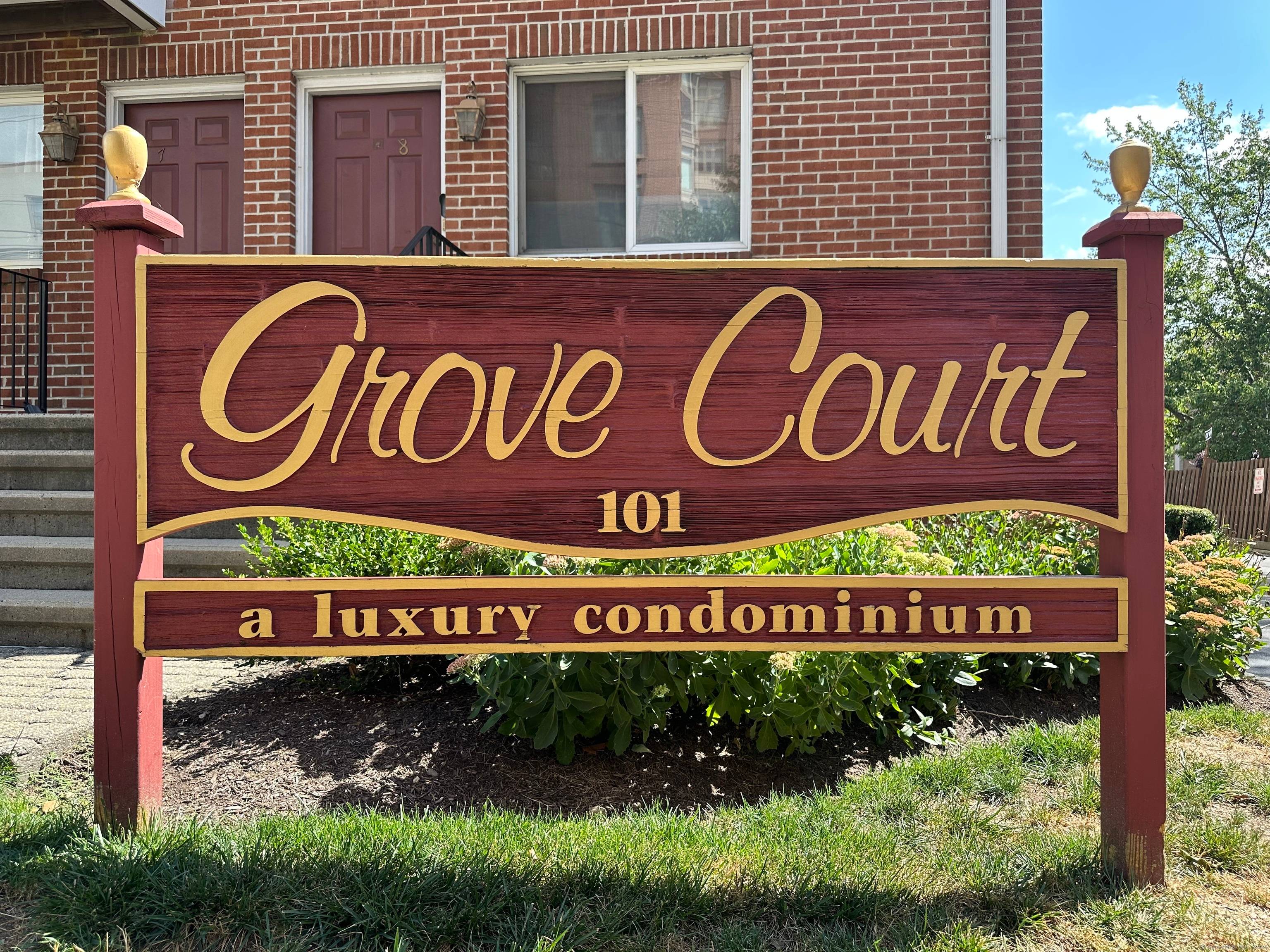 Sophisticated downtown living at its best !