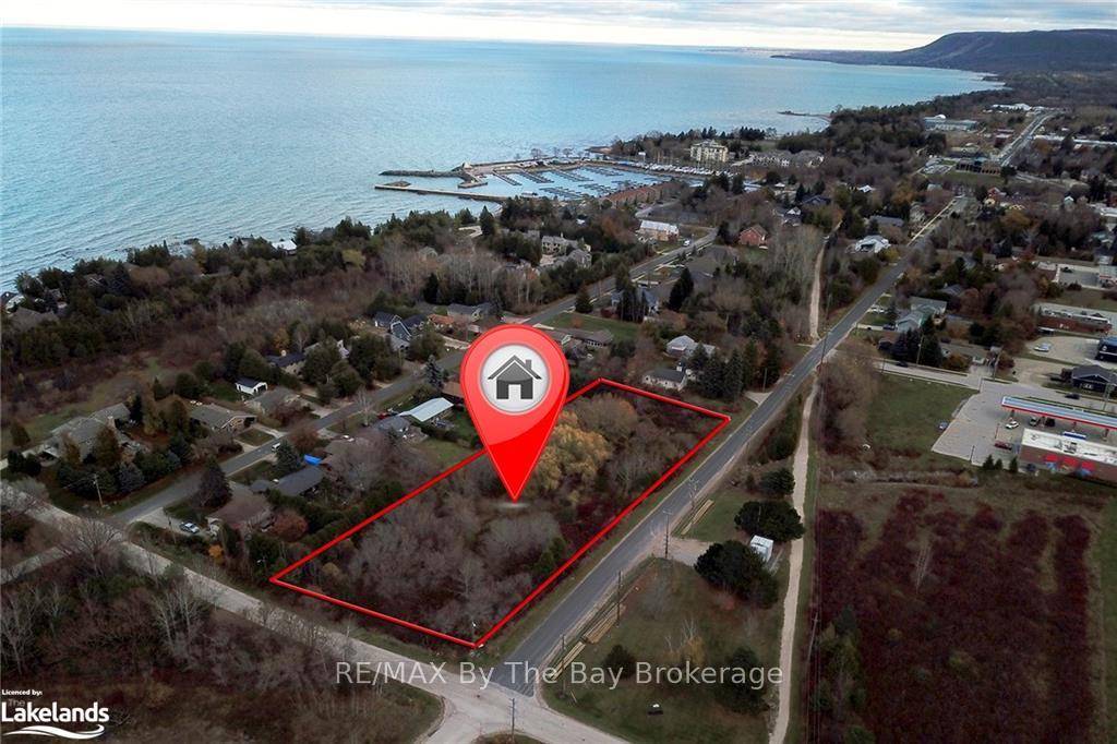 Premier Development Opportunity Don't miss out on this exceptional opportunity to build 17 luxury townhomes near the stunning waters of Georgian Bay !