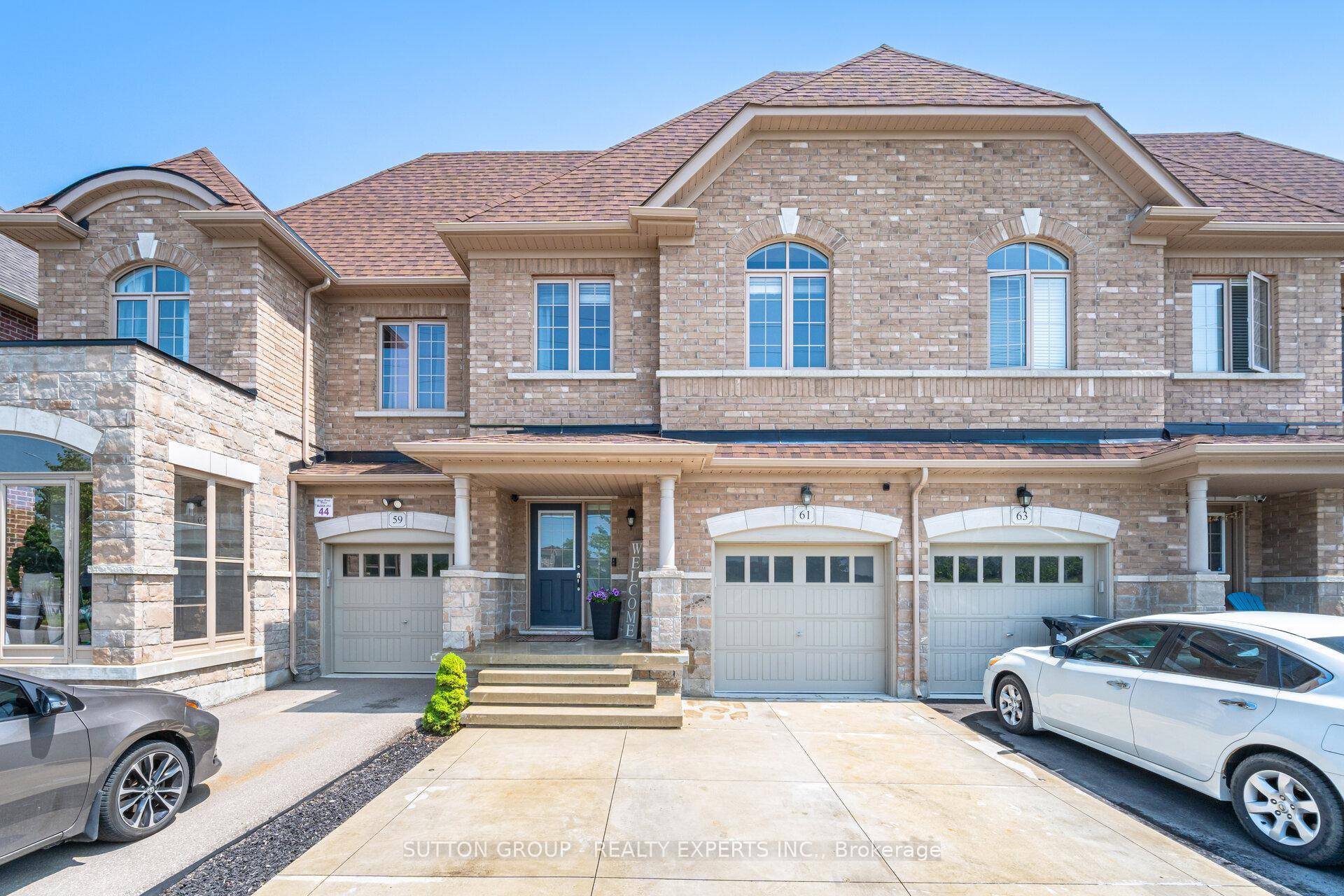 Every Thing Done Newly Renovated Move In Ready Beautiful 3 Bedroom Freehold Townhouse in Desirable Northwest Brampton Creditview amp ; Mayfield Area Welcome to this beautifully maintained freehold townhouse featuring ...