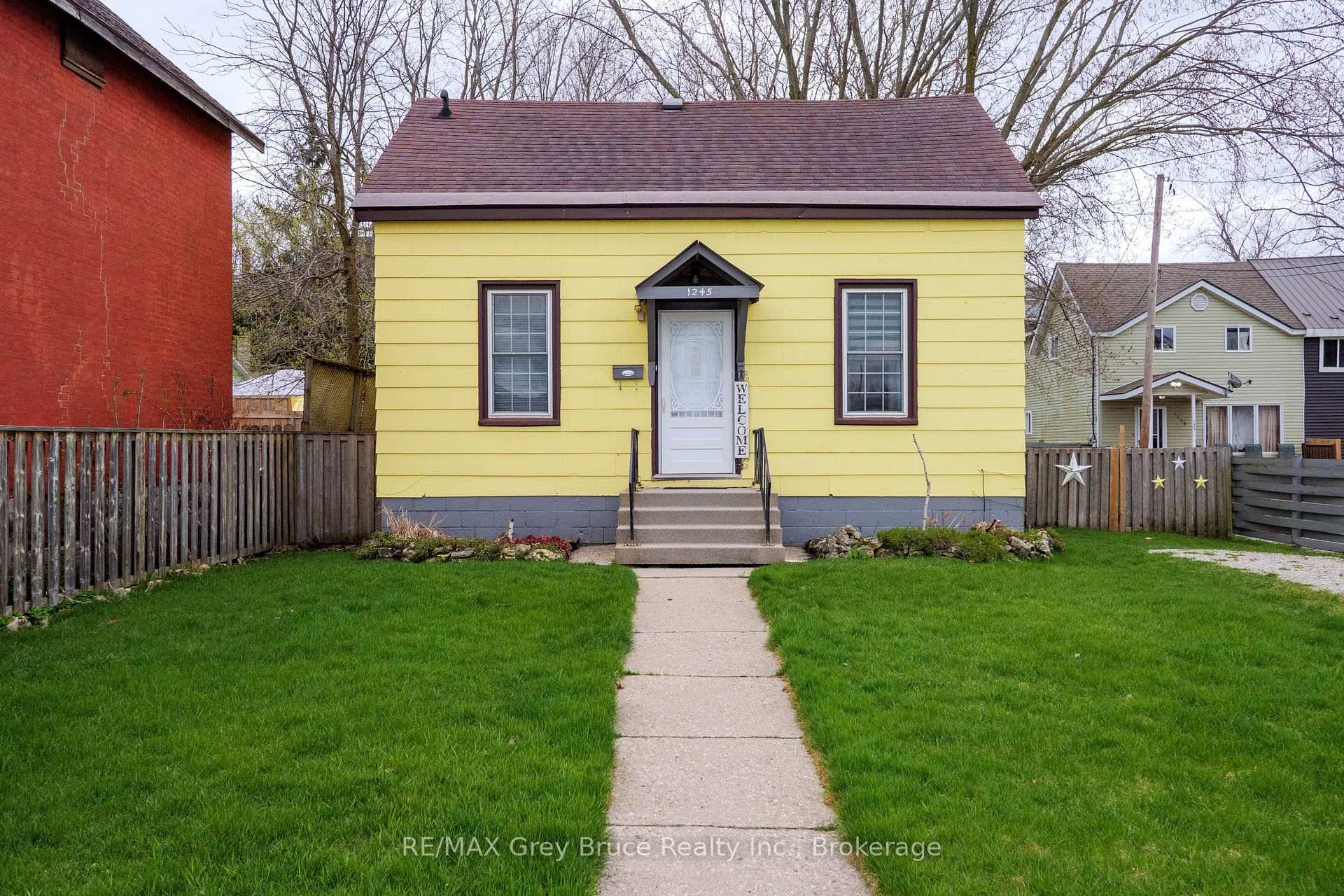 This charming 2 bedroom home offers perfect blend of comfort and convenience, making it ideal for families or those looking to downsize.