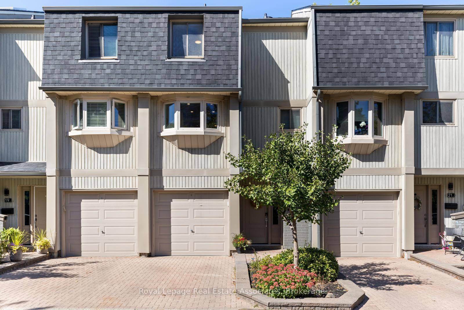 Extensively renovated home in the popular Walden Spinney community of Clarkson Village !