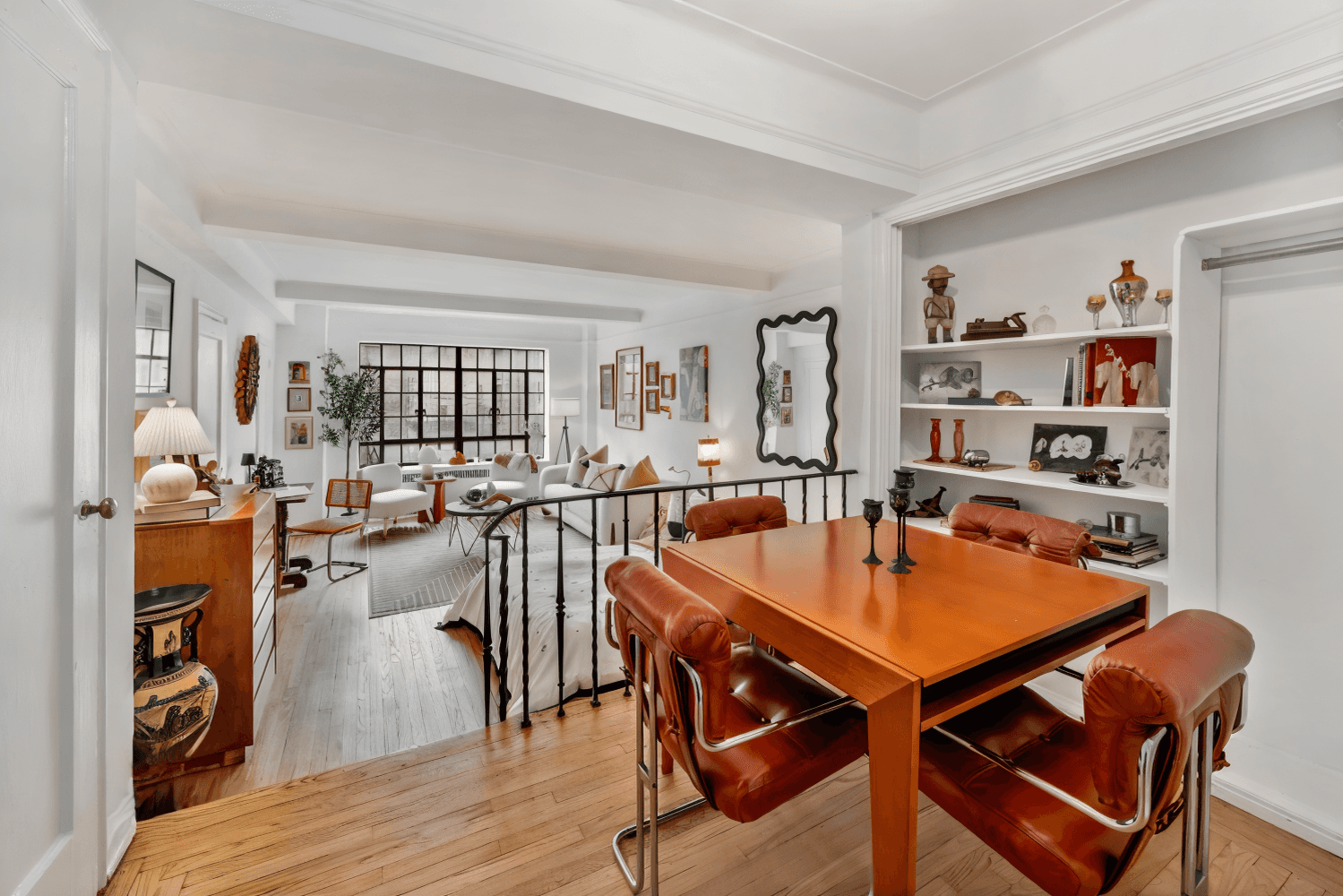 Welcome to Apartment 12H, a freshly updated studio in the historic 10 Park Avenue perfectly situated in the heart of Murray Hill.