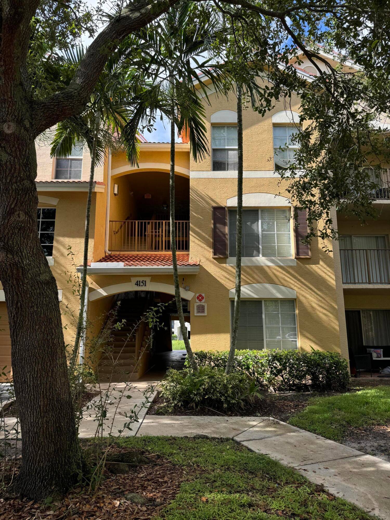 Beautiful and spacious, corner lot, 3 bedrooms, 2 baths, 1300 sqft.