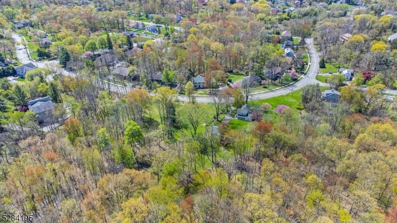 BUILDERS CONTRACTORS Incredible opportunity to subdivide and build 3 4 homes on this beautiful level property.